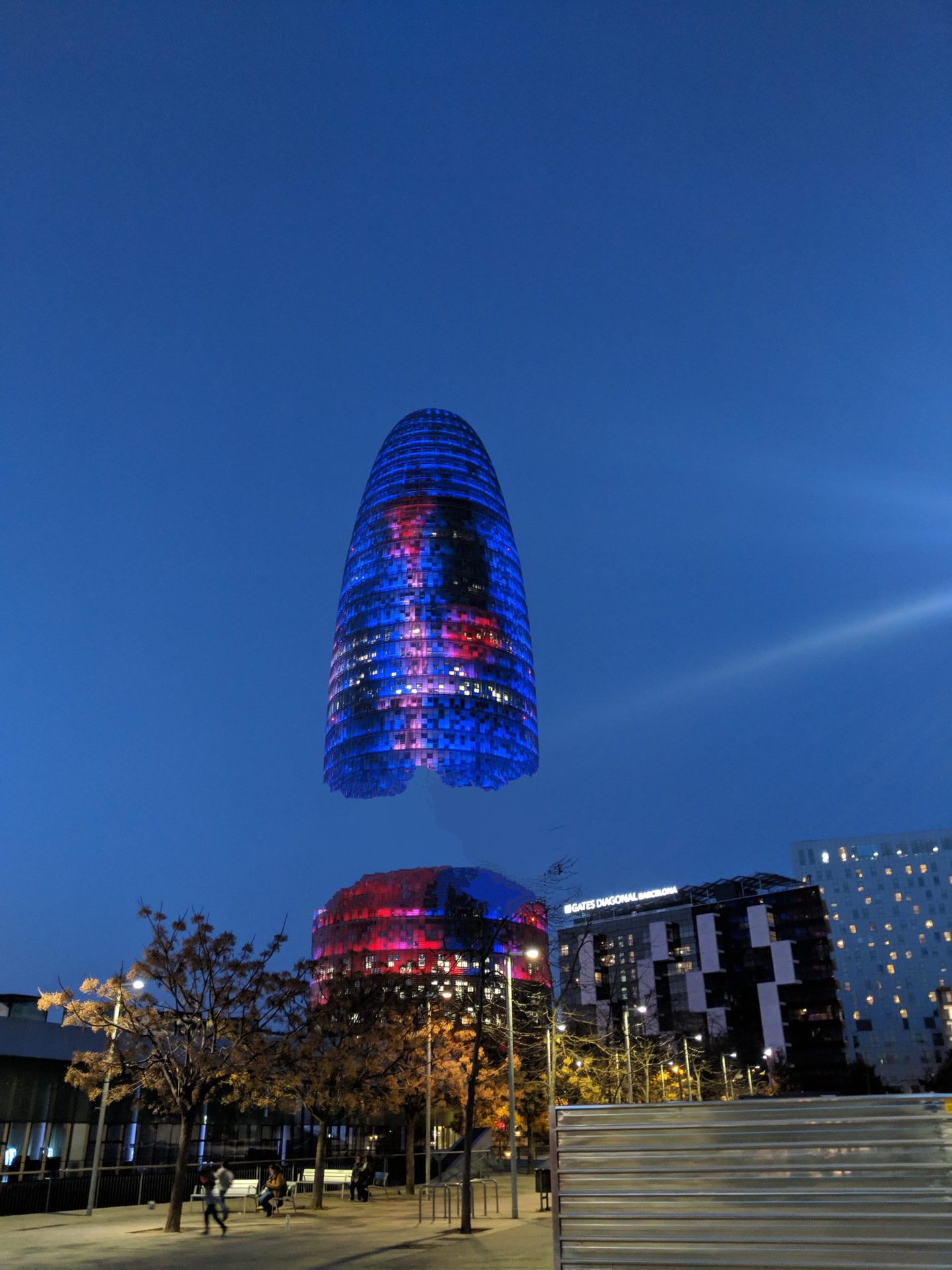 Barcelona Torre Glories 's nachts uitgebracht met Magic Eraser voor Pixel 6