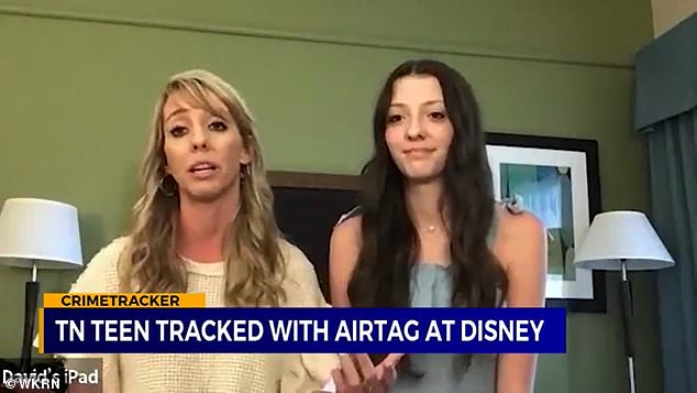 Jennifer Gaston zei dat ze een AirTag ontdekte die haar en haar 17-jarige dochter Madison (rechts) volgde terwijl ze terugkeerden naar hun auto op de Walt Disney World-lijn in Orlando, Florida.  Echtgenoot heeft een melding ontvangen op Madison's telefoon